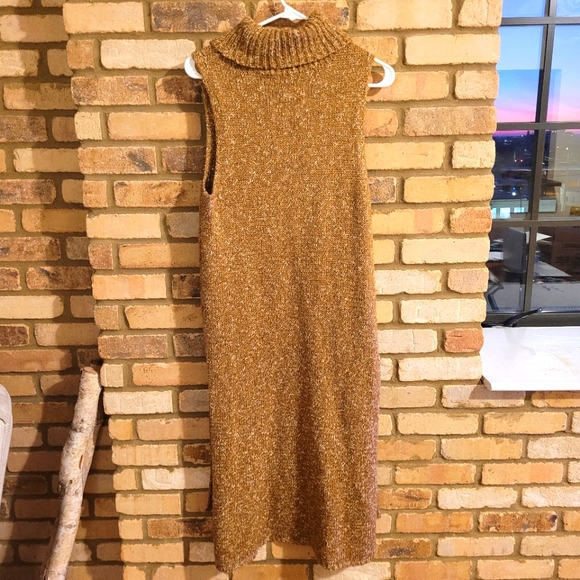 Side Slit Sleeveless Turtleneck Sweater - Picture 2 of 3